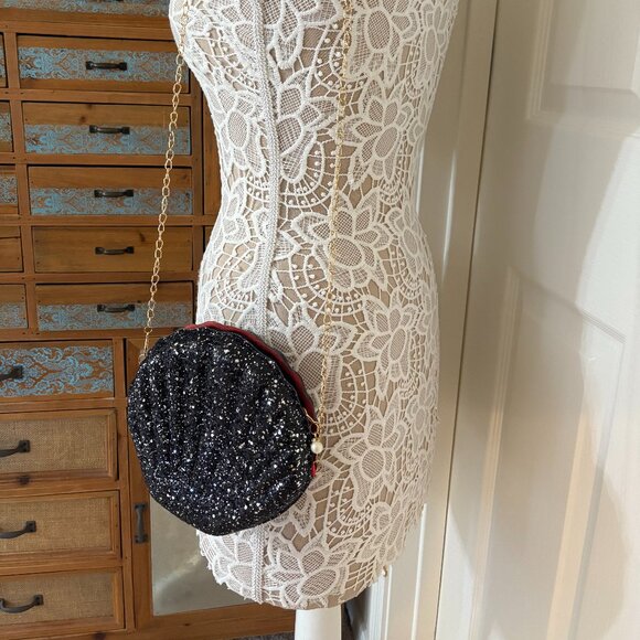 Glam Clam /Sparkle Seashell Shaped Crossbody Handbag / Purse/ Black/Silver - NWT - Picture 5 of 11